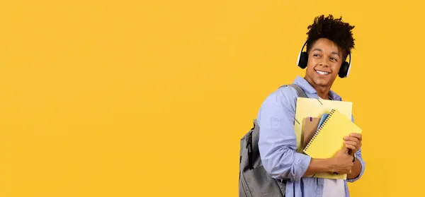 Vrolijke Zwarte Mannelijke Student Genieten Van Muziek Met Draadloze Hoofdtelefoon — Stockfoto