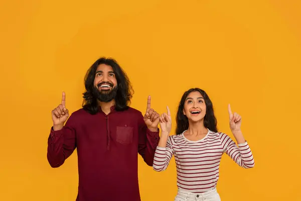 Heyecanlı Genç Hintli Çift Reklam Için Fotokopi Alanını Işaret Ediyor — Stok fotoğraf