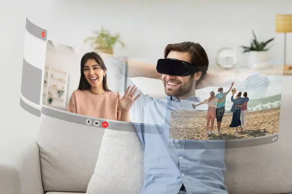 헤드셋을 남자는 영역을 집에서 생생한 비디오 대화를 친구와 디지털 화면을 — 스톡 사진