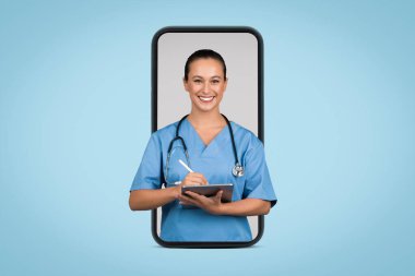 Mavi önlüklü gülümseyen hemşire, mavi arka planda tele sağlık veya mobil sağlık uygulamalarını gösteren akıllı telefon çerçevesi içinde tablet kullanıyor.