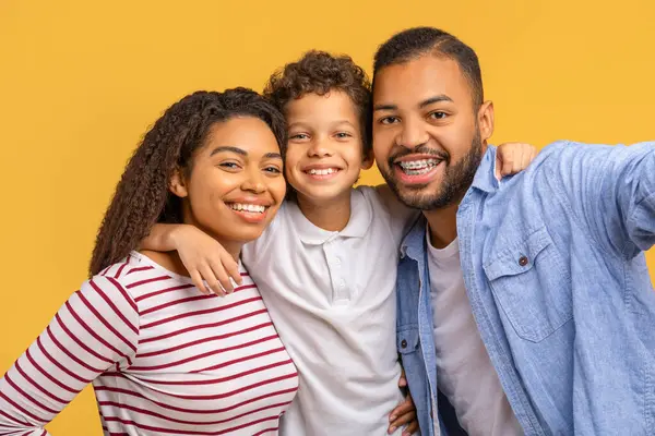 Veselý Mladý Afroameričtí Rodiče Malý Syn Brát Selfie Spolu Šťastný — Stock fotografie
