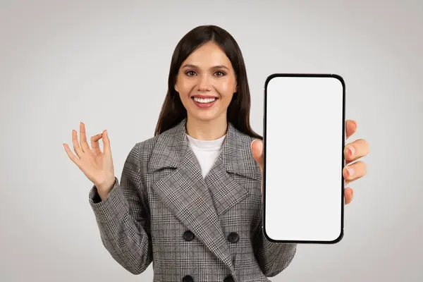 Mulher Alegre Blazer Gesto Exibir Smartphone Com Tela Branca Branco — Fotografia de Stock