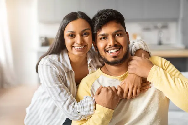 Portret Van Een Vrolijk Jong Indiaas Echtpaar Dat Thuis Omhelst — Stockfoto