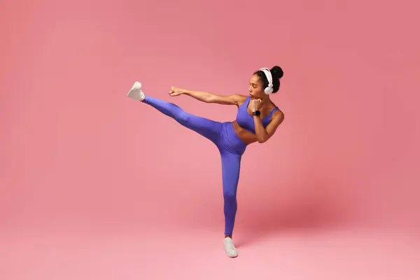 Self Defense Workout Black Trainer Lady Showing Kickboxing Leg Exercise — Stock Photo, Image