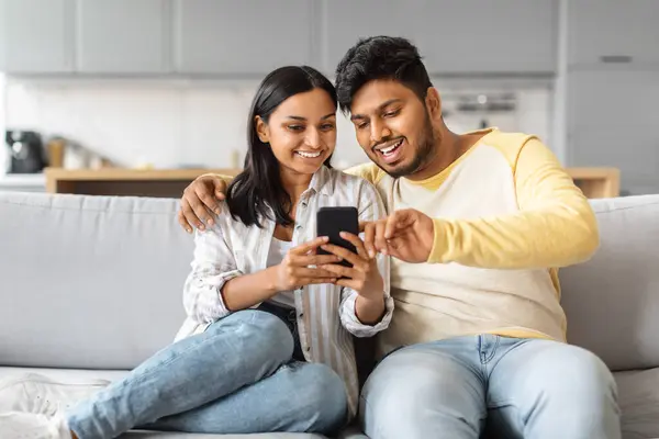 Mutlu Hintli Çift Kanepede Birlikte Dinlenirken Akıllı Telefon Kullanıyor Genç — Stok fotoğraf