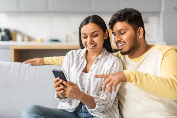 Mutlu Genç Hintli Çift Cep Telefonlarını Evde Birlikte Kullanıyor Neşeli — Stok fotoğraf