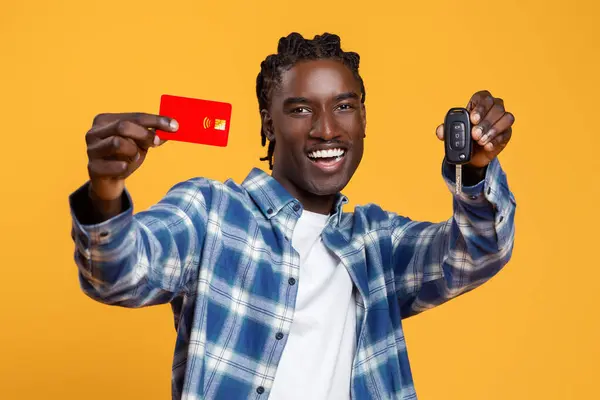 Lächelnder Junger Schwarzer Mann Mit Kreditkarte Und Autoschlüssel Fröhlicher Afrikanisch — Stockfoto