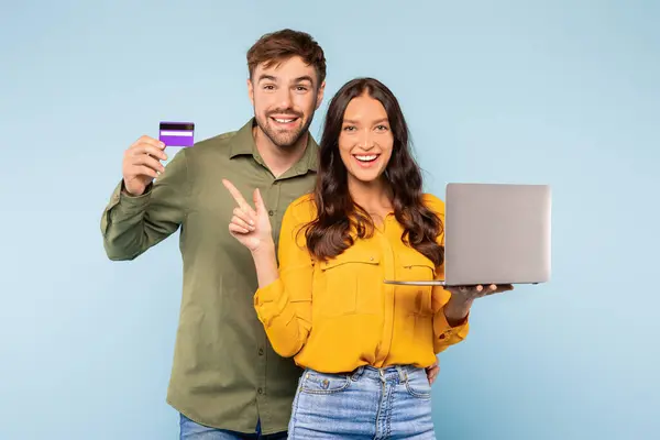 Heyecanlı Erkek Kadın Online Alışveriş Yapıyor Elinde Kredi Kartı Olan — Stok fotoğraf