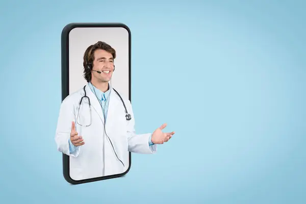 Médico Telemedicina Masculino Sorridente Exibido Tela Smartphone Com Fone Ouvido — Fotografia de Stock