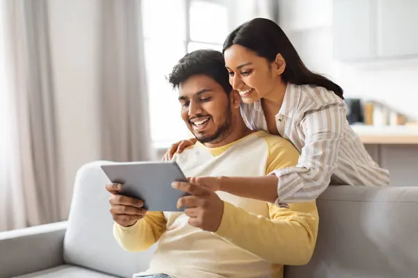 Genç Mutlu Hintli Eşler Evde Dijital Tablet Kullanıyor Gülümseyen Doğu — Stok fotoğraf