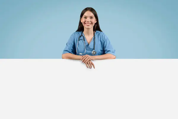 Enfermeira Feliz Esfoliação Azul Apoiada Bandeira Branca Com Estetoscópio Pronta — Fotografia de Stock