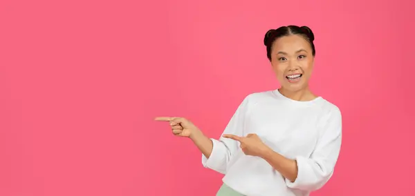 Excitada Jovem Asiática Feminino Apontando Fora Espaço Copiar Fundo Rosa — Fotografia de Stock
