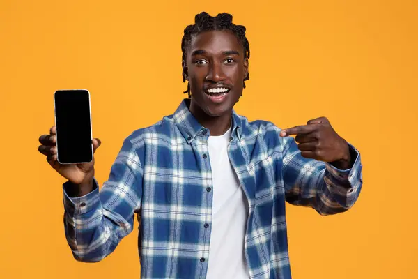 Heyecanlı Siyahi Adam Kameraya Boş Ekranlı Akıllı Telefon Gösterisi Yapıyor — Stok fotoğraf