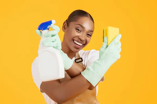 Temizlik Servisi Reklamı Neşeli Siyahi Kadın Profesyonel Temizlikçi Poz Malzemeleri — Stok fotoğraf