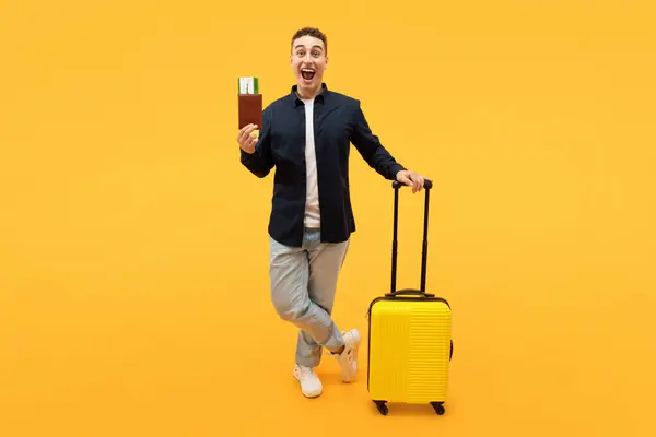 Gelukkige Europese Jongeman Toerist Casual Outfit Met Vliegtickets Paspoort Poseren — Stockfoto