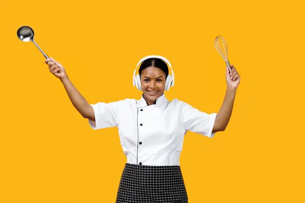 Gülümseyen Siyah Kadın Şef Ellerinde Mutfak Gereçleriyle Dans Ediyor Orkestra — Stok fotoğraf