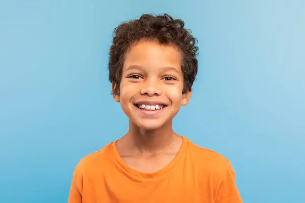 Fröhlicher Kleiner Junge Mit Lockigem Haar Einem Orangefarbenen Shirt Breit — Stockfoto