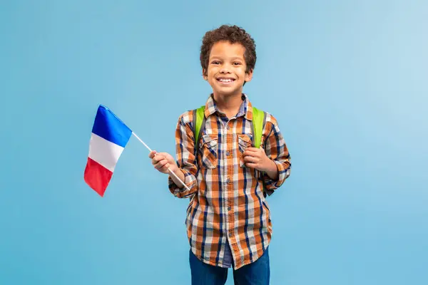 Fröhlicher Junge Mit Französischer Flagge Kariertem Hemd Mit Rucksack Verkörpert — Stockfoto