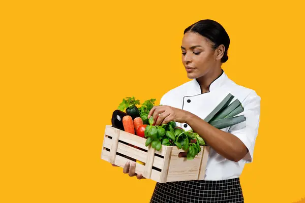 Professional Black Female Chef Inspecting Selection Fresh Vegetables Wooden Crate — Stock Photo, Image