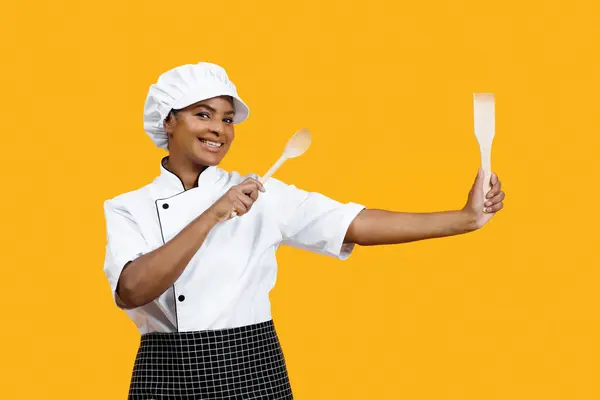 Dost Canlısı Gülümseyen Elinde Yemek Pişirme Aletleri Olan Siyahi Kadın — Stok fotoğraf