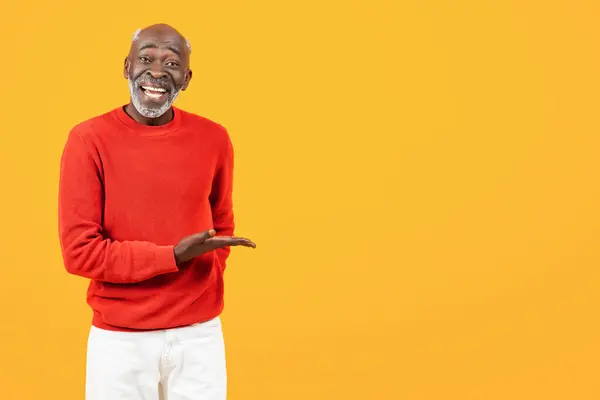 快乐的资深非洲裔美国男人 留着胡子 手握空旷的空间 与橙色工作室背景隔离 推荐广告和报价 巨大的销售关注度 好消息 — 图库照片