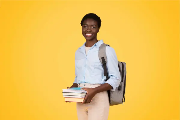 Jeune Étudiante Afro Américaine Positive Avec Livres Sac Dos Profiter — Photo