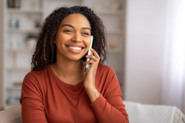Mobil çağrı. Evde cep telefonuyla konuşan mutlu siyah kadın, neşeli Afrikalı genç Amerikalı bayan arkadaşlarıyla konuşuyor ve gülümsüyor, keyifli sohbetler yapıyor, boşluğu kopyalıyor.