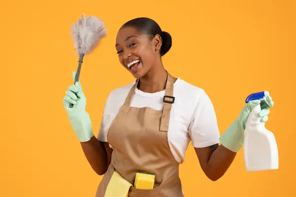Gülümseyen Siyah Kadın Temizlik Malzemeleriyle Parlak Sarı Zemine Karşı Poz — Stok fotoğraf