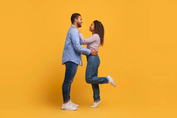 Aşık Çift Romantik Siyahi Bir Adamın Kız Arkadaşına Sarılmasının Portresi — Stok fotoğraf