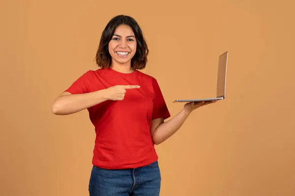 彼女の手でコンピュータラップトップを指す陽気な若いアラブの女性の学生は カラフルな背景で孤立したオンライン教育コース ウェビナーを推薦します — ストック写真