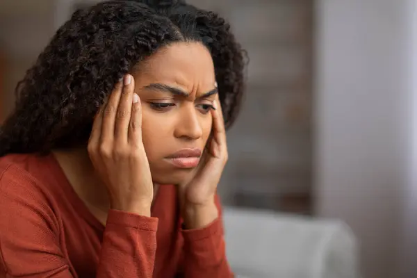 Headache Concept Closeup Shot Stressed Black Woman Touching Head Hands — Stock Photo, Image