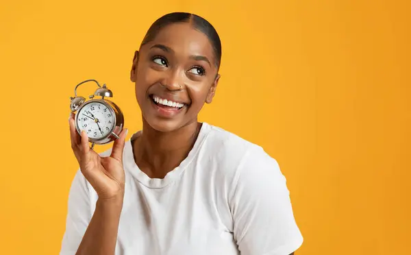Alegre Mujer Milenaria Negra Sosteniendo Reloj Despertador Mano Con Sonrisa —  Fotos de Stock