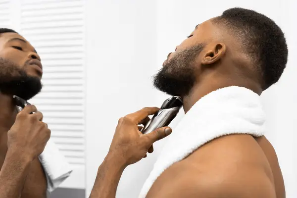 Afro Man Naked Torso Shaving His Beard Looking Mirror Bathroom — Stock Photo, Image