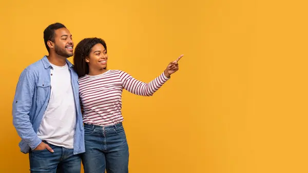 Überprüfen Sie Dies Glückliche Schwarze Ehepartner Die Mit Dem Finger — Stockfoto
