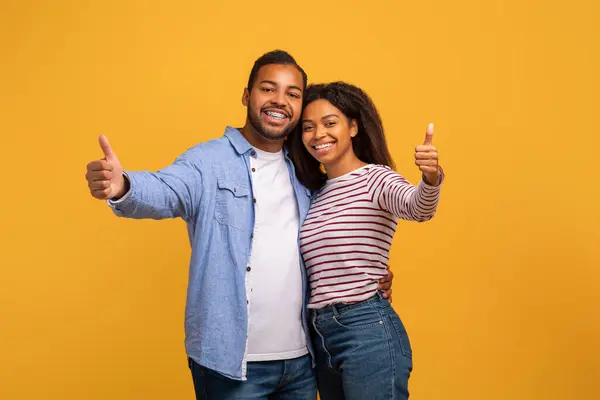 Счастливая Молодая Афроамериканская Пара Показывает Большие Пальцы Перед Камерой Веселый — стоковое фото