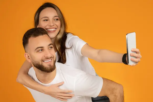Glada Kaukasiska Unga Par Vita Skjortor Tar Selfie Med Smartphone — Stockfoto