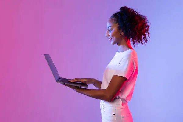 Dizüstü Bilgisayarında Çalışan Kıvırcık Saçlı Mutlu Siyah Kadın Modern Bağlantıyı — Stok fotoğraf