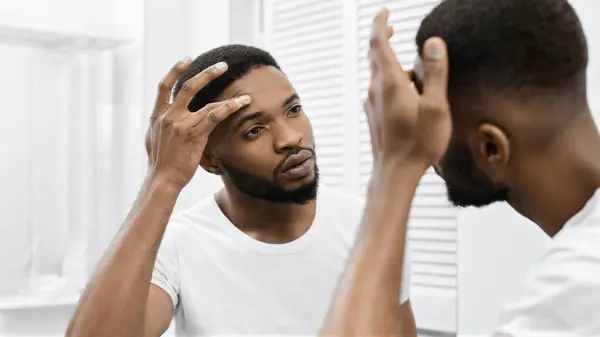Afro Amerikan Adam Yüzüne Dokunuyor Banyoda Aynada Kendine Bakıyor Mans — Stok fotoğraf