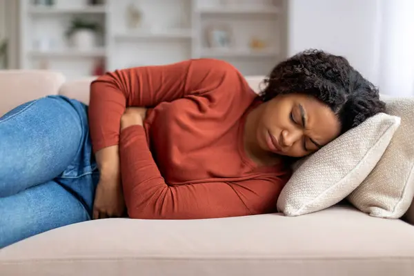 Menstruationsschmerzen Junge Schwarze Frau Leidet Hause Unter Akuten Bauchschmerzen Aufgebrachte — Stockfoto