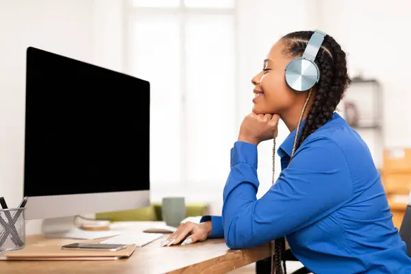 Radosna Czarna Studentka Warkoczami Nosząca Słuchawki Chętnie Współpracująca Komputerem Zajęcia — Zdjęcie stockowe
