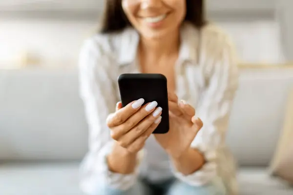 Compras Online Jovem Sorrindo Senhora Usando Smartphone Casa Tiros Recortados — Fotografia de Stock