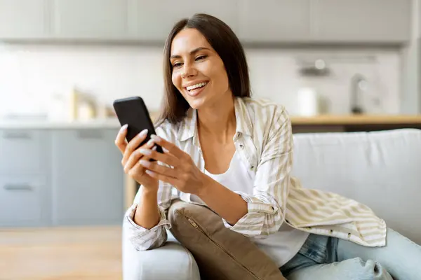 Σπουδαία Εφαρμογή Happy Beautiful Woman Using Her Smartphone Home Smiling — Φωτογραφία Αρχείου