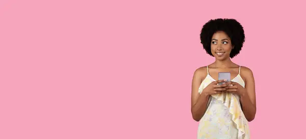 Atrakcyjna Milenijna Afroamerykanka Jasnej Kwiatowej Sukience Uśmiecha Się Trzymając Patrząc — Zdjęcie stockowe