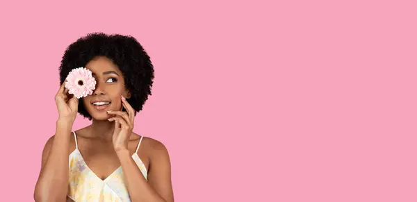 Zabawny Millenium Afroamerykanka Kobieta Naturalną Fryzurą Trzymając Różowy Gerbera Jedno — Zdjęcie stockowe