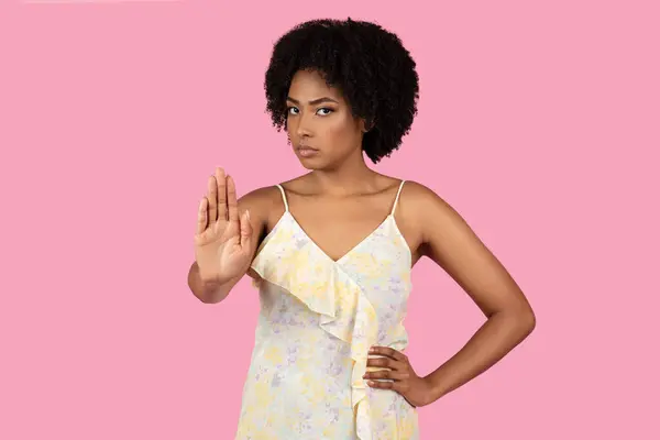 Asertivní Přísné Sebevědomé Tisíciletá Afroameričanka Přirozenými Vlasy Ukazující Stop Gesto — Stock fotografie
