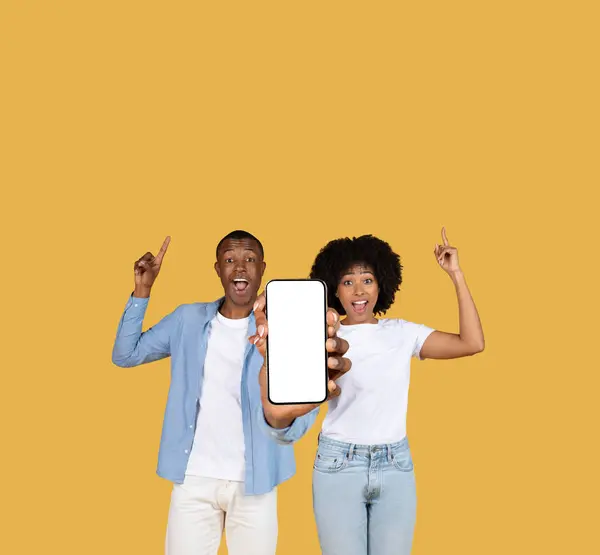 Enthousiaste Couple Afro Américain Millénaire Présentant Smartphone Avec Écran Blanc — Photo
