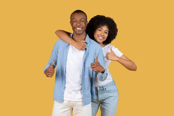Zelfverzekerd Duizendjarig Afro Amerikaans Echtpaar Dat Duimen Opgeeft Helder Glimlacht — Stockfoto