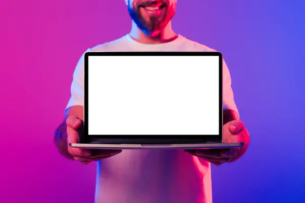 Opname Van Een Blanke Man Met Baard Met Een Laptop — Stockfoto