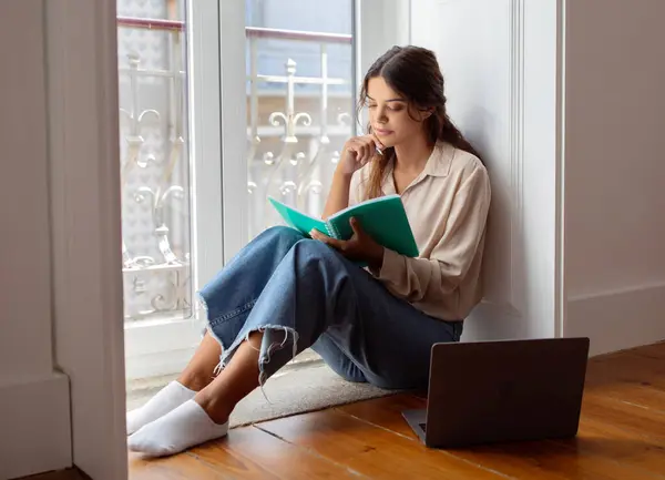 Jovem Mulher Concentrada Sentada Chão Com Notebook Mão Com Laptop — Fotografia de Stock