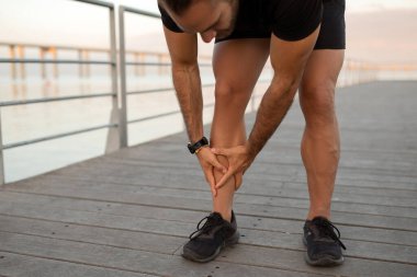 Koşucu, bacağından sakatlanarak sabah koşusunu durdurur. İncik kemiğine baskı yapar ve kas rahatsızlığından muzdariptir. Antrenman sakatlıkları, spor eğitiminde kas zorlanması.
